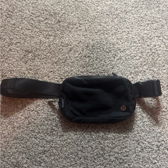 Lululemon Everywhere Belt Bag 1L
Black - Picture 2 of 2